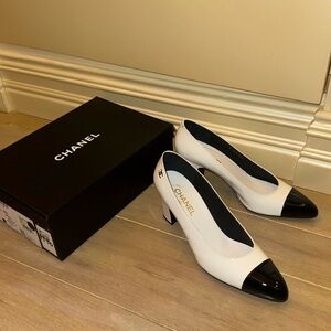 White CHANEL CC patent leather pumps